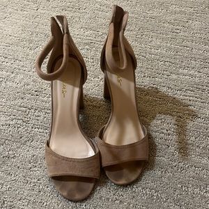 Women’s size 9, medium condition, no tears